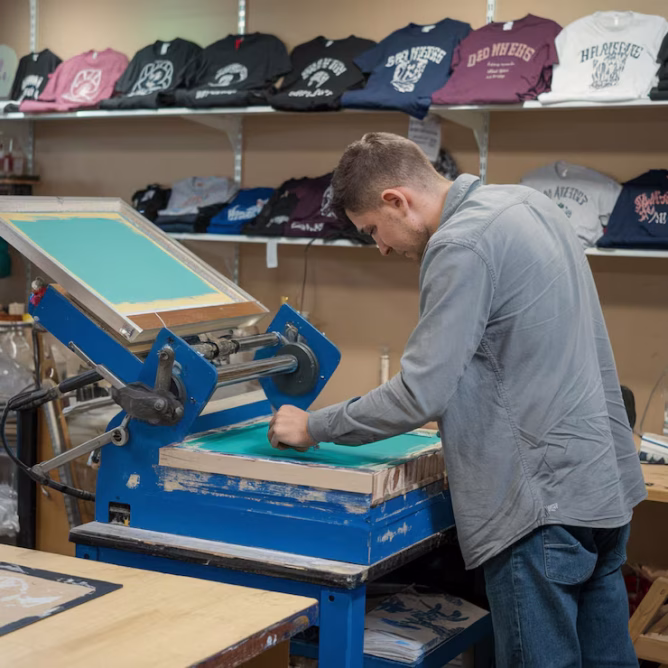 Hình ảnh dịch vụ in decal tùy chỉnh tại In BC thể hiện sự chuyên nghiệp với các mẫu decal sắc nét trên nhiều chất liệu