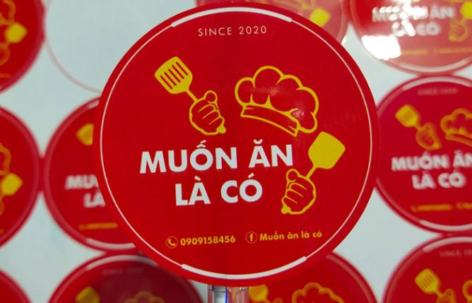 Bạn cần in decal mang đậm dấu ấn riêng, phù hợp với nhận diện thương hiệu hoặc mục đích sử dụng cá nhân? Dịch vụ in decal theo yêu cầu thiết kế riêng chính là giải pháp linh hoạt, thẩm mỹ và hiệu quả cho các hoạt động quảng cáo, dán nhãn sản phẩm, trang trí cửa hàng hay làm quà tặng cá nhân hóa.