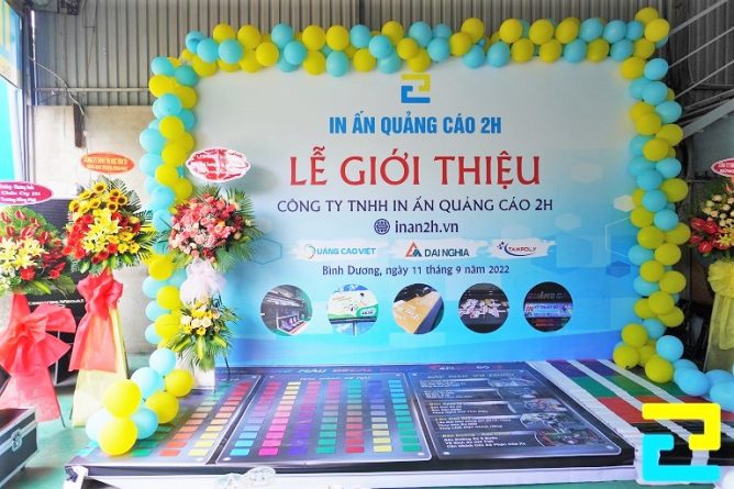 Trang trí sự kiện bằng bạt in chất lượng cao, thiết kế bắt mắt, phù hợp cho backdrop, photobooth và không gian lễ hội.