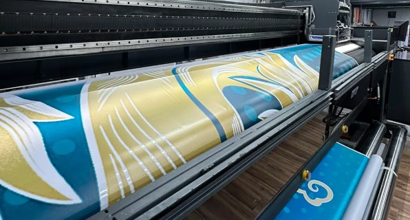 Dẫn đầu xu hướng in ấn quảng cáo khổ lớn, công nghệ in UV 5m 2 mặt hiện đại nhất mang đến giải pháp vượt trội về chất lượng hình ảnh, độ bền và hiệu suất thi công. 