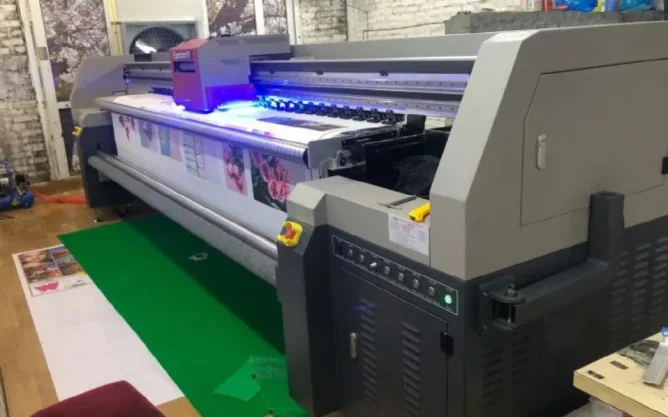 Dịch vụ in UV 5m 2 mặt là lựa chọn tối ưu cho các loại bảng hiệu siêu lớn, đặc biệt phù hợp với nhu cầu thi công ngoài trời ở quy mô lớn như mặt tiền tòa nhà, biển quảng cáo đường phố, bảng hiệu công trình,...