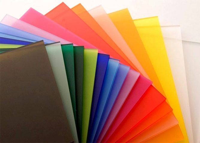 Một người đang lau sạch bề mặt bảng mica bằng khăn mềm và dung dịch chuyên dụng, trong không gian sáng sủa và gọn gàng. Bên cạnh là các sản phẩm in mica như bảng hiệu, bảng tên, biển chỉ dẫn… được đặt ngăn nắp. Hình ảnh thể hiện quy trình vệ sinh và bảo quản đúng cách, giúp giữ được độ bóng đẹp, màu sắc rõ nét và chống trầy xước theo thời gian.