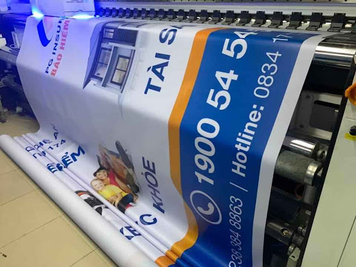 Dịch vụ in UV 5m 2 mặt là lựa chọn hàng đầu cho các sự kiện lớn nhờ khả năng in khổ rộng, hiển thị hình ảnh sắc nét và độ bền cao. Với công nghệ in UV hiện đại, sản phẩm in không chỉ đẹp mắt mà còn chịu được tác động của ánh sáng, thời tiết – lý tưởng cho các sự kiện ngoài trời và trong nhà.